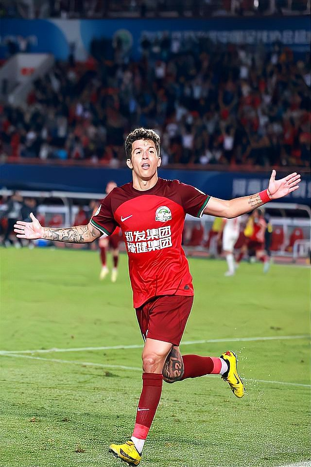 开云体育下载-足球盛宴热闹上演,球员挥汗奋战追逐胜利