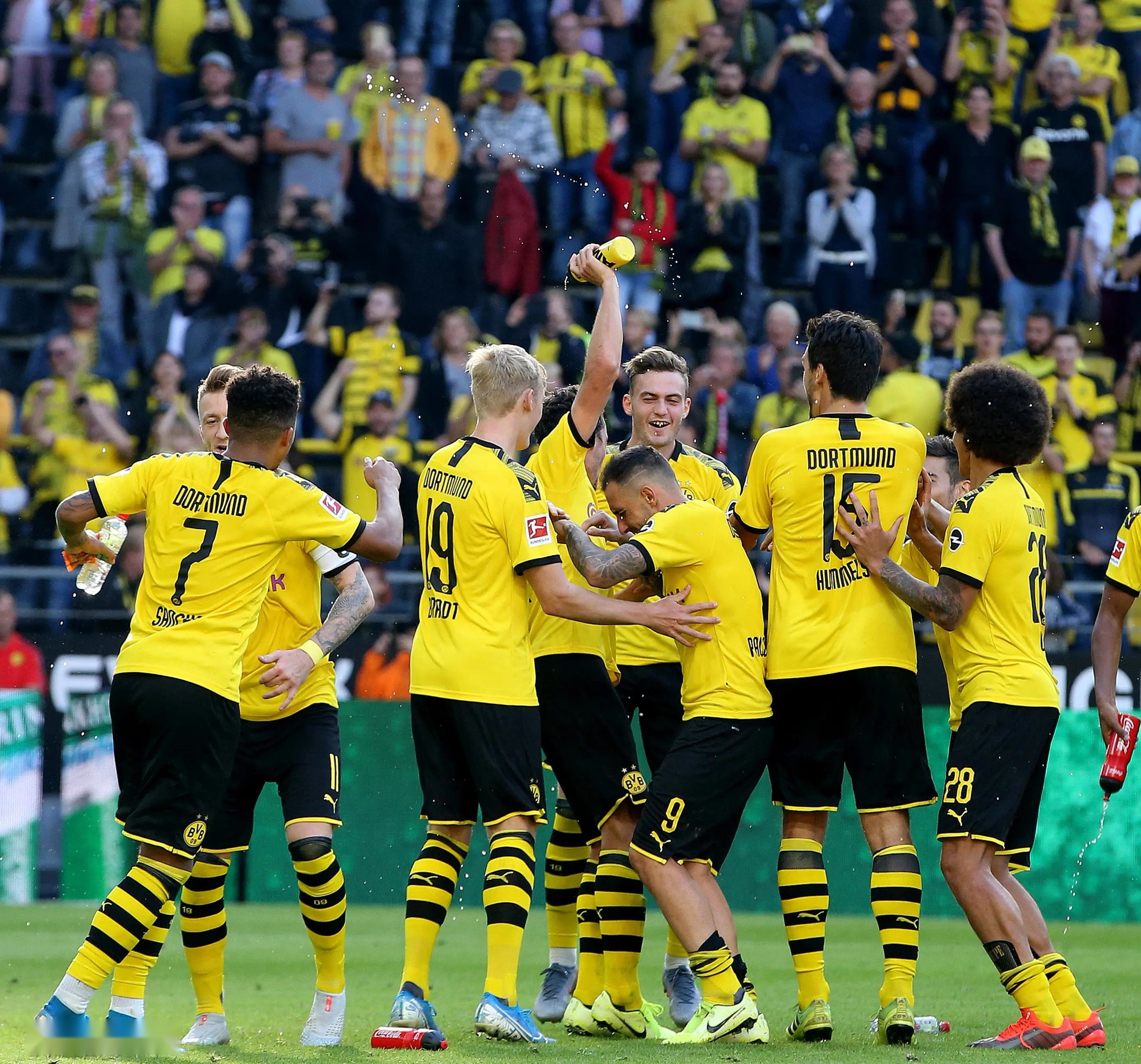 足球盛宴热闹上演,球员挥汗奋战追逐胜利 足球盛宴热闹上演,球员挥汗奋战追逐胜利