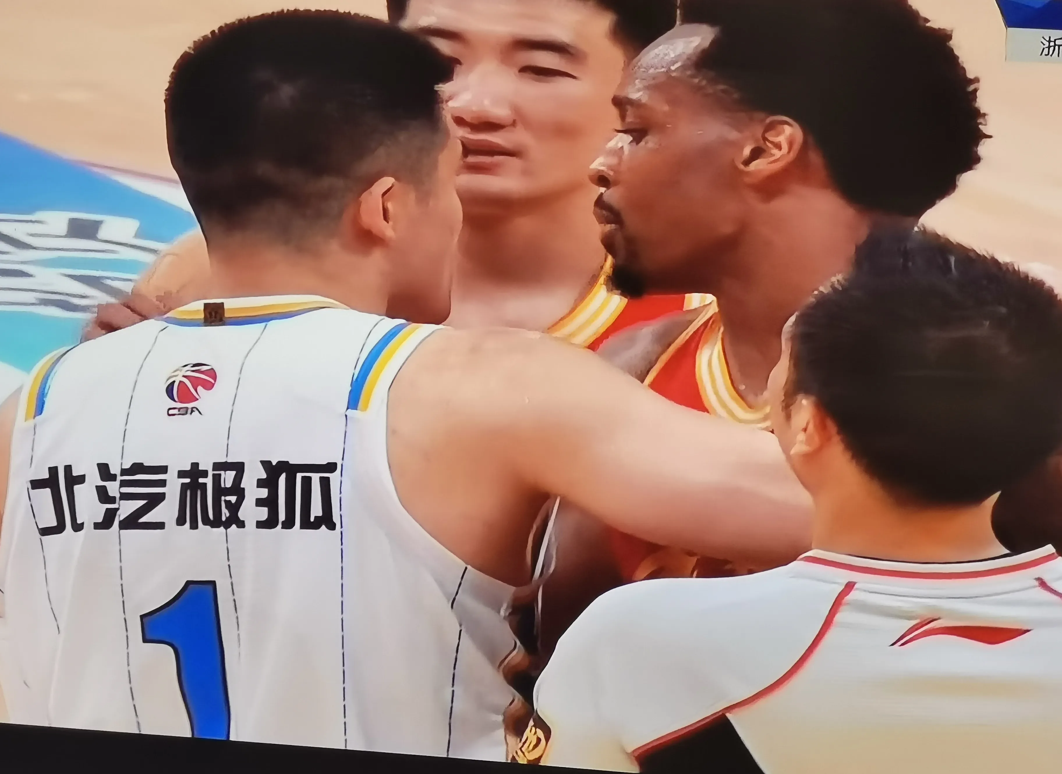 包含裁判因吹罚失误被球迷围攻,场面混乱的词条 包含裁判因吹罚失误被球迷围攻,场面混乱的词条