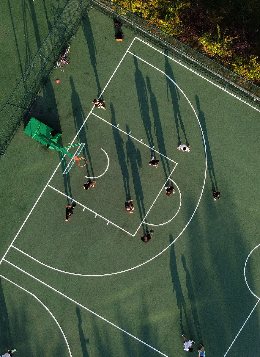 球场上的较量火花四溅,精彩纷呈的简单介绍 球场上的较量火花四溅,精彩纷呈的简单介绍